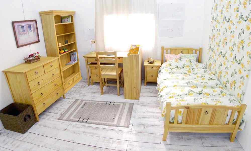 大人になっても使えるパインベッド