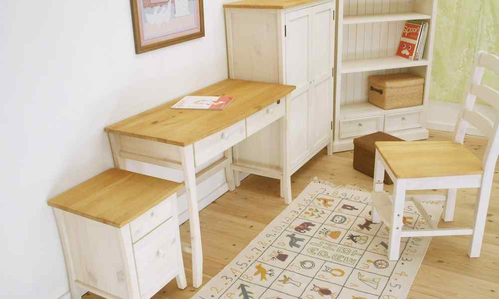 白いデスクでおしゃれなフレンチスタイルのお部屋に♪