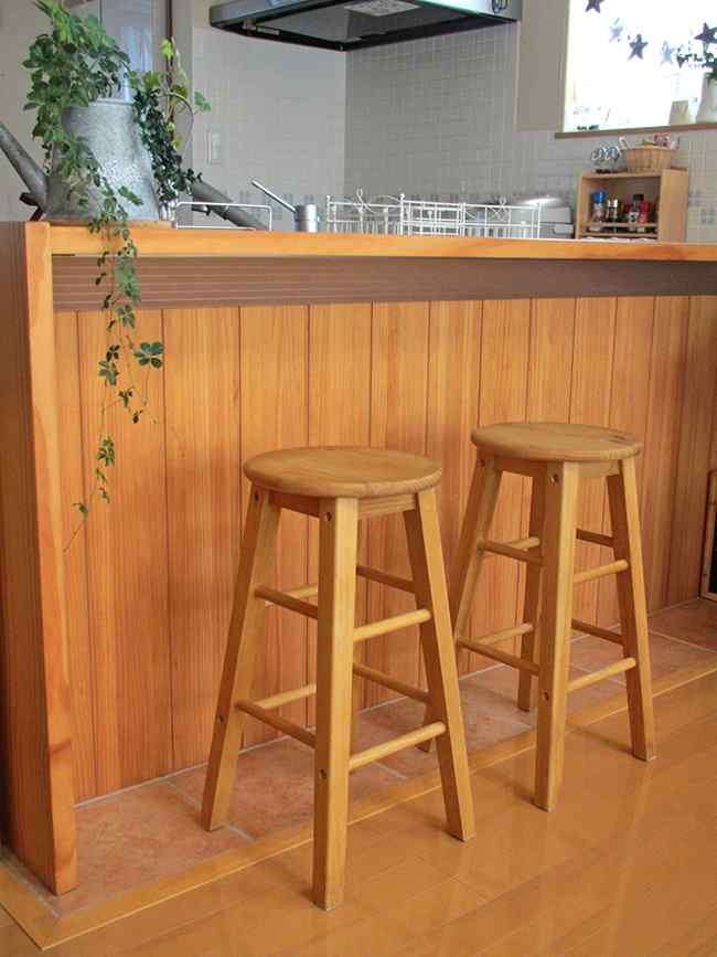木製カウンターにぴったりのパインスツールのお声