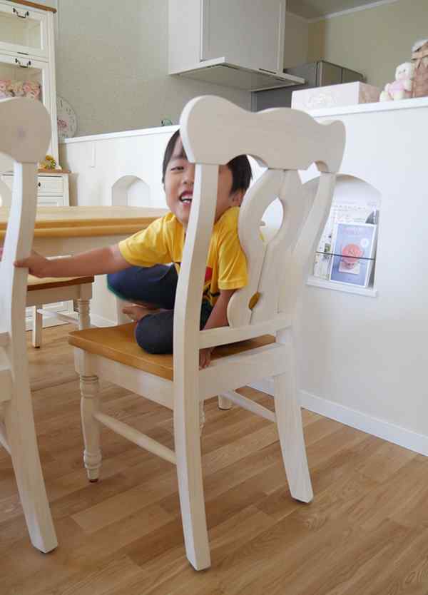 フレンチカントリーチェアとお子様の笑顔