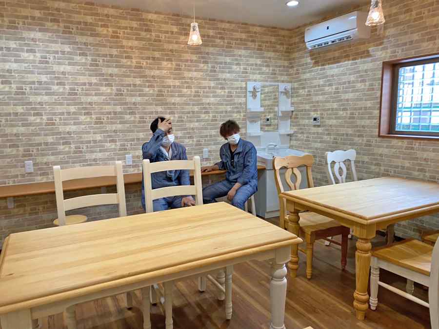 会社の休憩室に採用されたパインダイニングテーブルセット