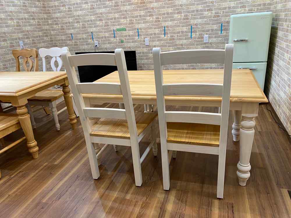 レトロな冷蔵庫とフレンチカントリーダイニング