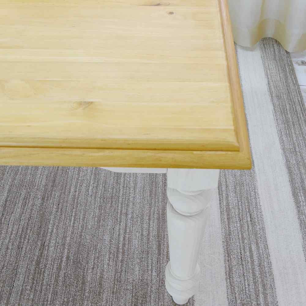 ろくろ脚がおしゃれなダイニングテーブル