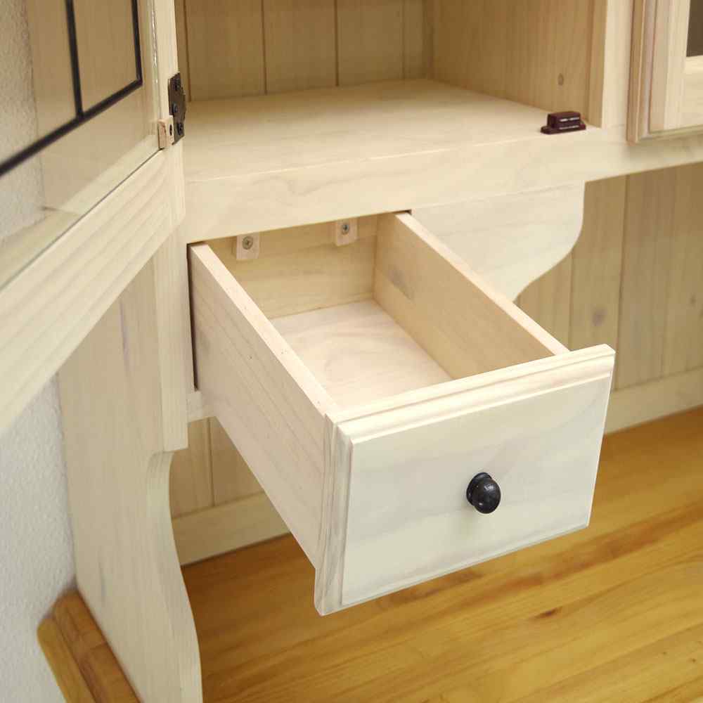 たっぷり収納できるパイン無垢材のキッチンボード