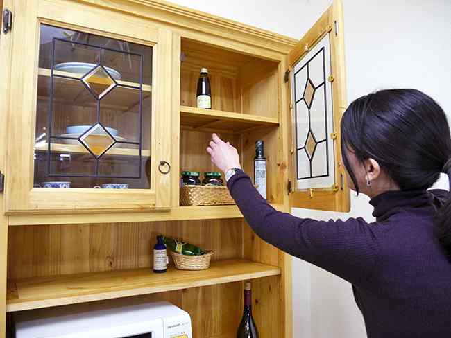 オイル仕上げの優しい食器棚