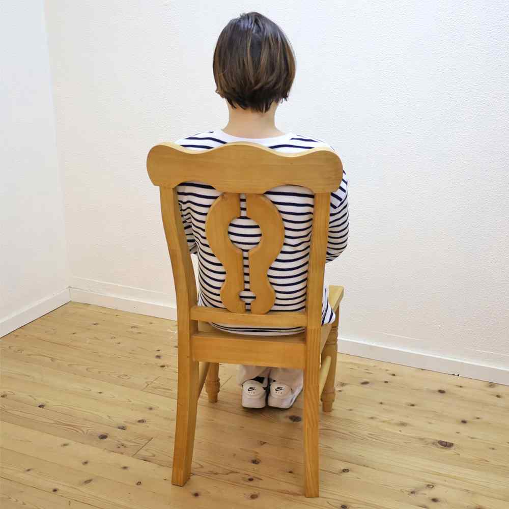 背もたれが丸く座りやすい椅子