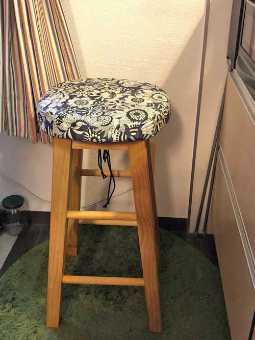 クッションを取り付けたパインスツール