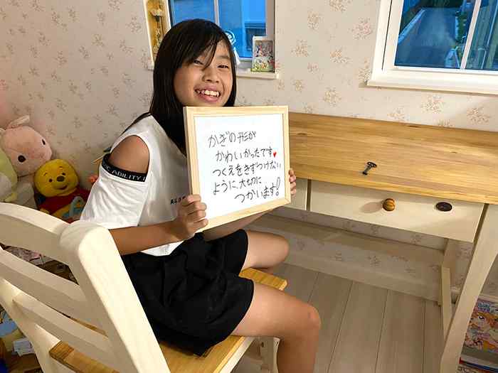 可愛い笑顔とデスクに寄せられたお声