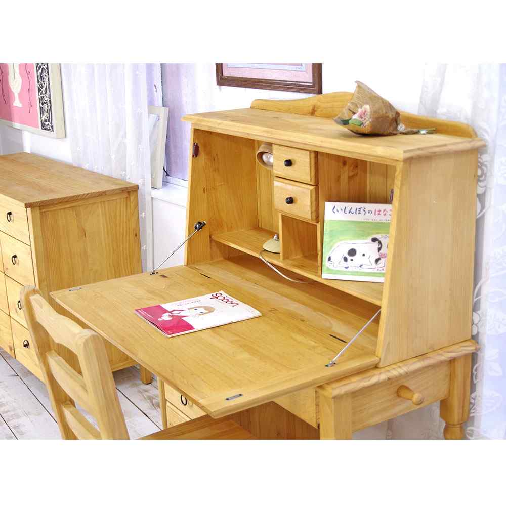 コンパクトで圧迫感を感じず、収納もたくさん入るデスク